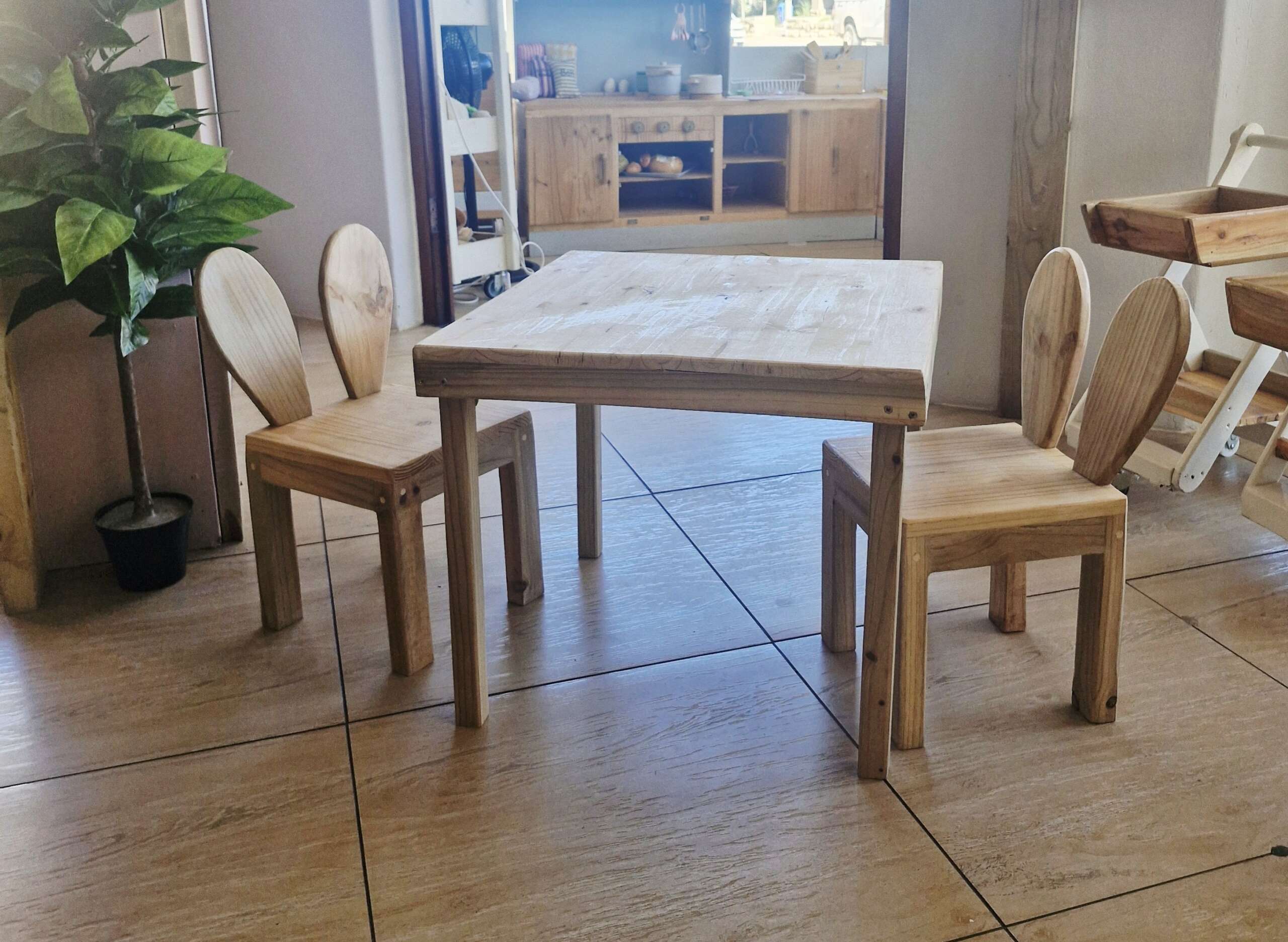 AWESOME AUGUST - Table + 2 Bunny Chairs - Image 3