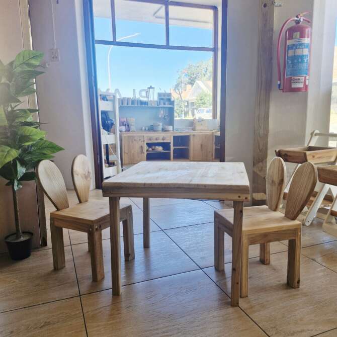 JOLLY JULY - Table + 2 Bunny Chairs