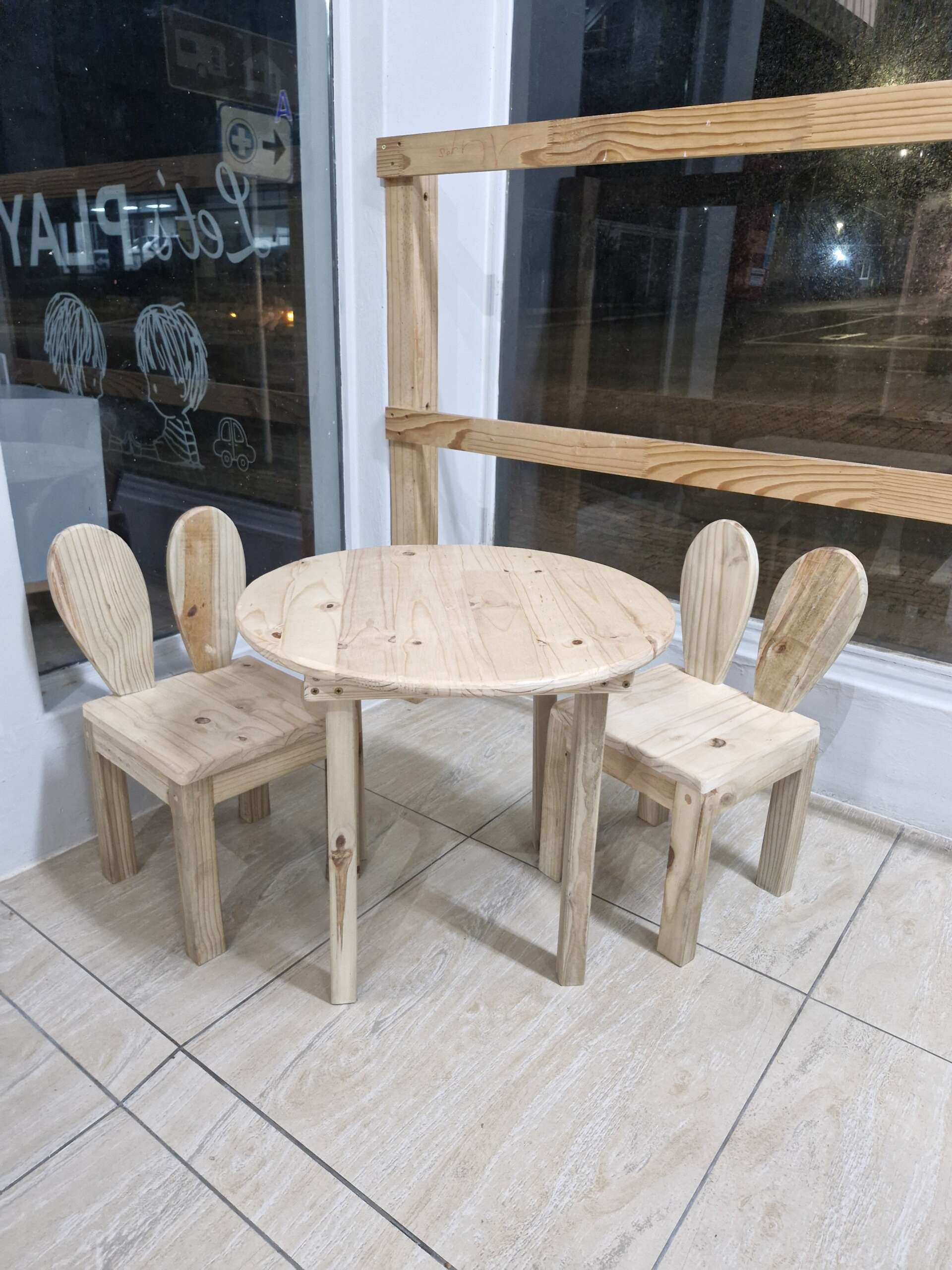 AWESOME AUGUST - ROUND TABLE + 2 CHAIRS - Image 7