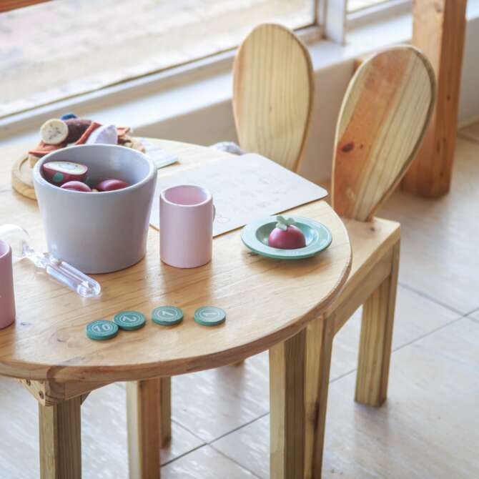 JOLLY JULY - ROUND TABLE + 2 CHAIRS