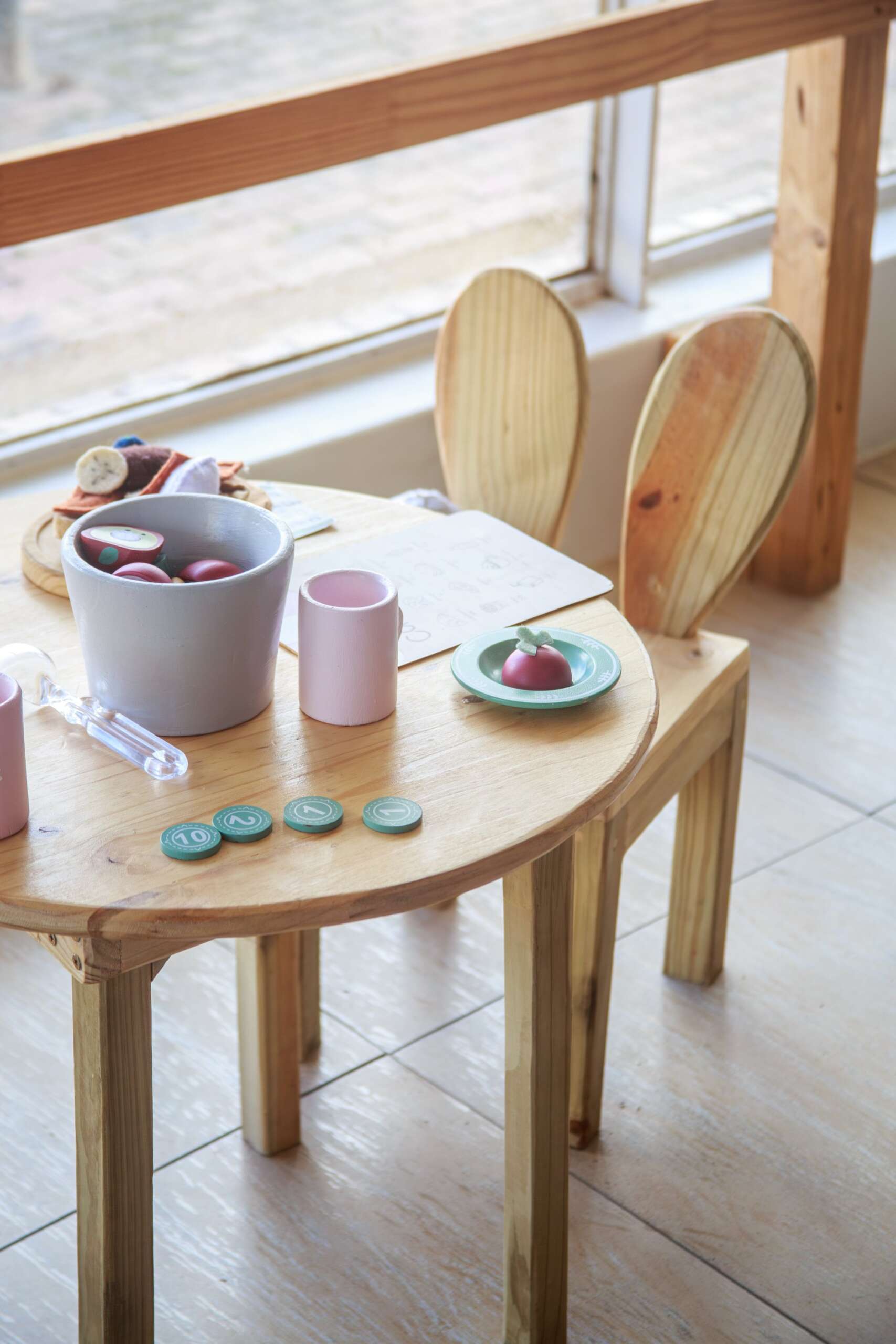 AWESOME AUGUST - ROUND TABLE + 2 CHAIRS