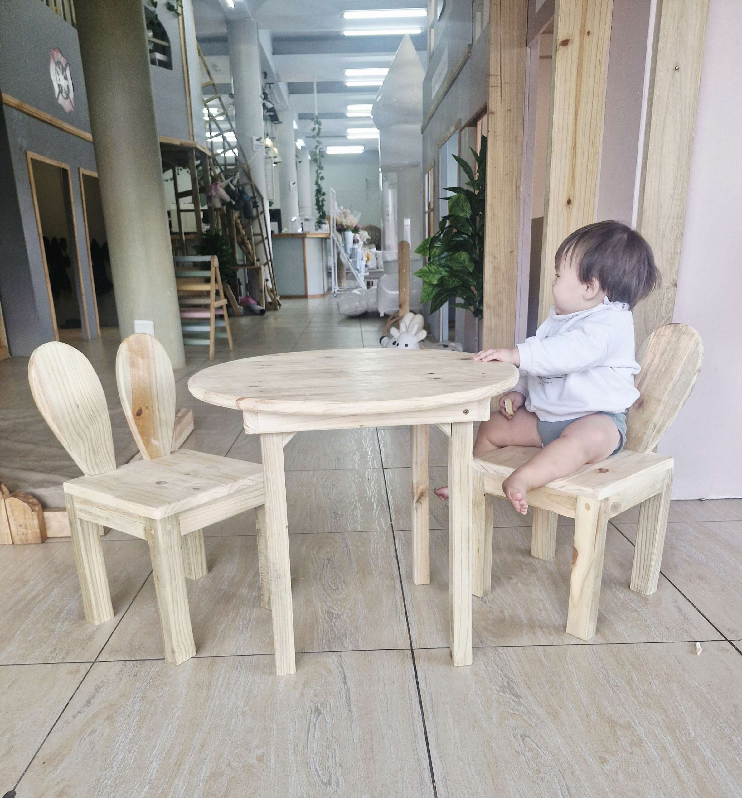 AWESOME AUGUST - ROUND TABLE + 2 CHAIRS - Image 4