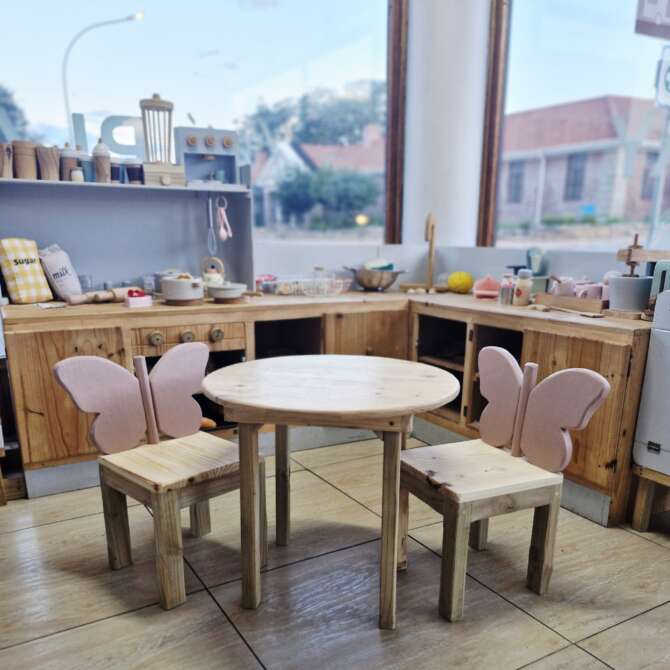 TABLE + 2 BUTTERFLY CHAIRS